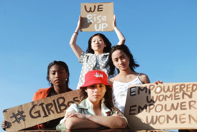 Women Empowerment su un cartello